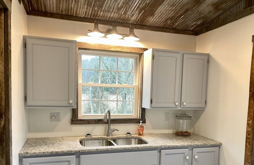 Newport Casa | Newly renovated Farmhouse near Little Buffalo State Park