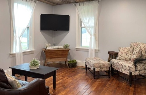 Newport Casa | Newly renovated Farmhouse near Little Buffalo State Park