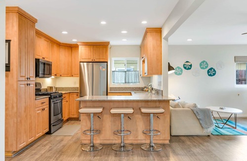 Lincoln Acres Casa | Newly Renovated | Fire Pit | Huge Yard | Pets