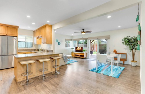 Lincoln Acres Casa | Newly Renovated | Fire Pit | Huge Yard | Pets