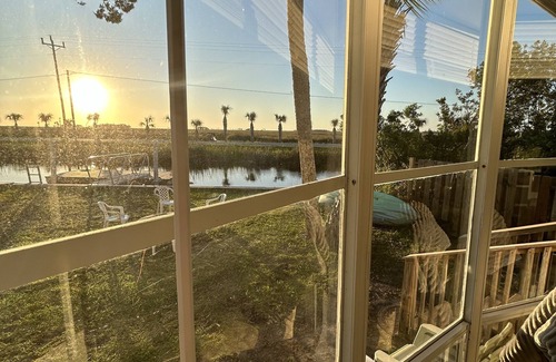 Suwannee Cabaña | Newly Renovated Fish Camp, Private Boat Dock, Fire Pit