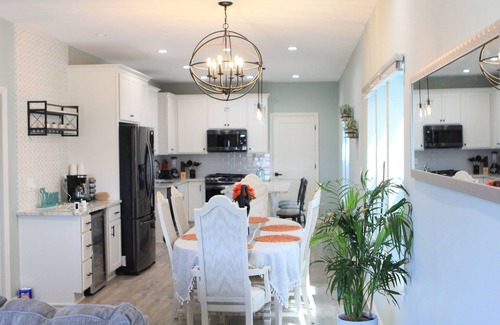 Bay View Casa | Newly Renovated Full Family House in Bayview!