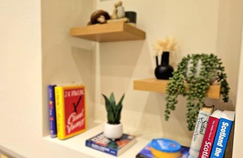 Glasgow Casa | Newly Renovated Gem - Free Parking & Modern Comfort