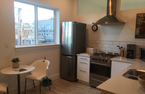 Ladysmith Apartamento | Newly renovated Historical Ladysmith Building