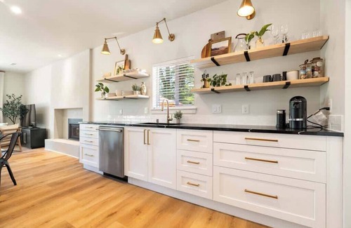 Camas Casa | Newly Renovated Home w/Hot Tub And Guest Suite