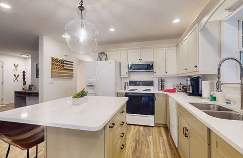 Blairsville Casa | Newly renovated house with hot tub, wifi, private dock + lake views
