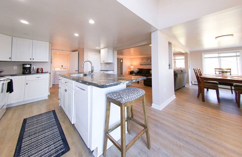 Plattsburgh Casa | Casa frente al mar recientemente renovada en el lago Champlain - Hermosas vistas - 4 BR!