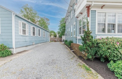 Cape May Condominio | Newly Renovated in 2025! 3bdrm/2bth condo. Dog friendly. Walk to town & beach!
