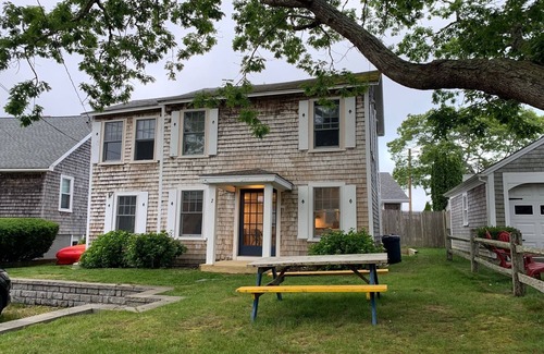 Falmouth Heights Casa | Newly renovated in the Heights! Walk to the Beach