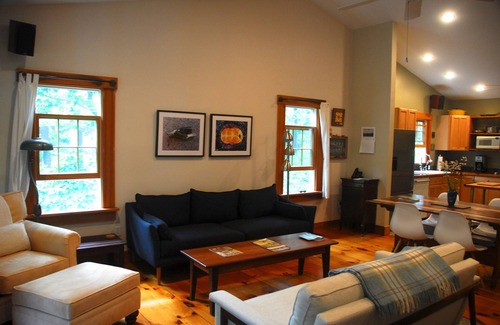 Wellfleet Casa | Porche del agricultor, entorno tranquilo, hermoso jardín, opción de aire acondicionado central