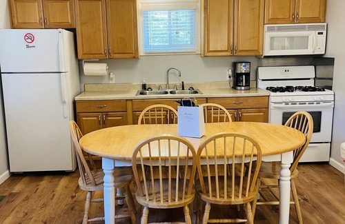 Mayfield Cabaña | NEWLY RENOVATED! Large sandy beach & swim area. Cute 3 bedroom lake house