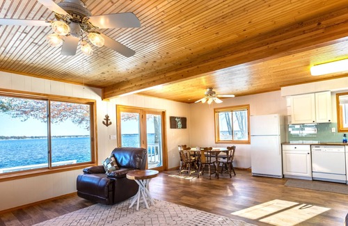 Cadillac Cabaña | Recientemente renovado Lake-Front Sunrise Chalet!