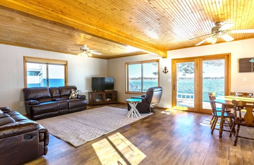 Cadillac Cabaña | Recientemente renovado Lake-Front Sunrise Chalet!