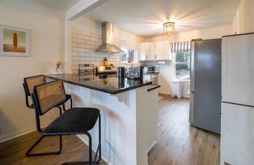Tichigan Casa | Newly Renovated Lakefront Cottage, Peaceful, Cozy Modern Farmhouse ~Dog Friendly