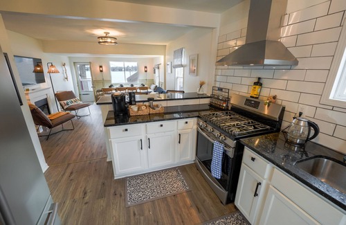 Tichigan Casa | Newly Renovated Lakefront Cottage, Peaceful, Cozy Modern Farmhouse ~Dog Friendly