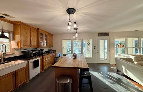 Cross Casa | Newly renovated lakefront 4-bedroom house in Cross with dock sleeps 10