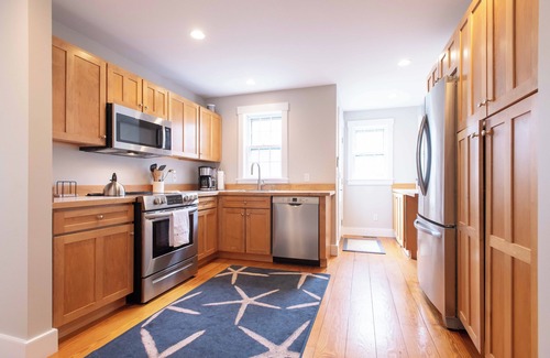 Naushop Casa | Newly renovated & landscaped 4-bedroom house in a fabulous neighborhood