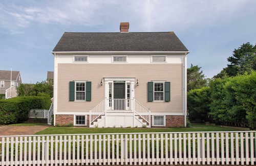 Naushop Casa | Newly renovated & landscaped 4-bedroom house in a fabulous neighborhood