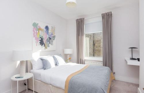 Bruce Grove Casa | Newly renovated large 4/5 bedroom Victorian terrace house with garden.