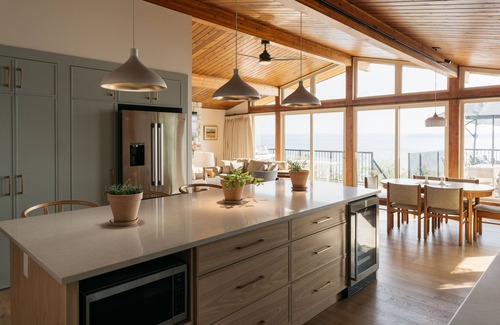 Markerville Cabina | Newly Renovated Luxury Lake Front Cottage with Private Dock and boat lift