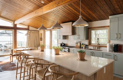 Markerville Cabina | Newly Renovated Luxury Lake Front Cottage with Private Dock and boat lift