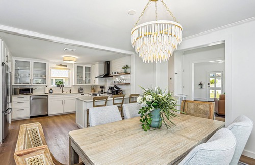 East Hill Cabaña | Newly Renovated, Luxury East Hill Home Next to Bayview Park. 15 min to the Beach