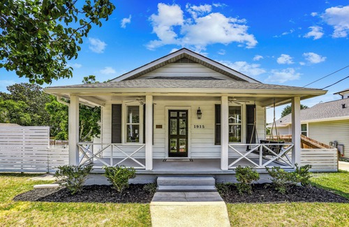 East Hill Cabaña | Newly Renovated, Luxury East Hill Home Next to Bayview Park. 15 min to the Beach
