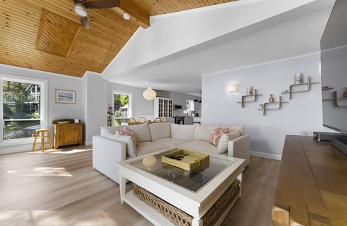 Petawawa Cabaña | Newly renovated luxury cottage right on water with private beach