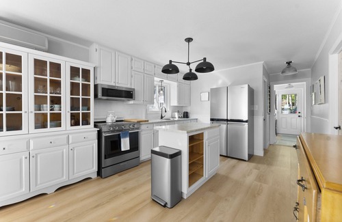 Petawawa Cabaña | Newly renovated luxury cottage right on water with private beach