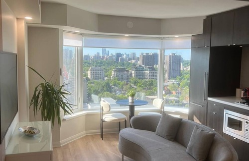Bloor-Yorkville Condominio | Newly Renovated Luxury Condo on Yorkville Ave. in the heart of Toronto.