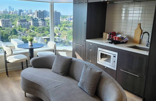 Bloor-Yorkville Condominio | Newly Renovated Luxury Condo on Yorkville Ave. in the heart of Toronto.