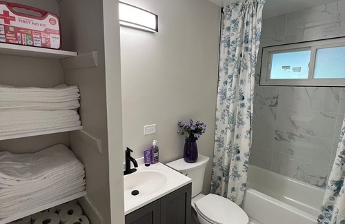 Bolingbrook Casa | Newly Renovated Modern Bolingbrook Retreat