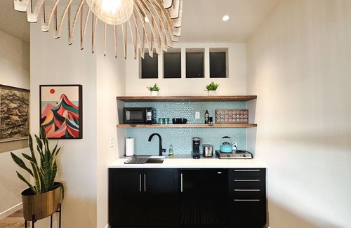 Lakeside Apartamento | Newly renovated, modern Lakeside apartment. Great location all year.