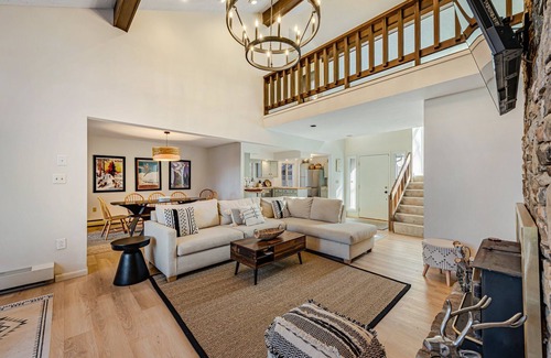 Hidden Valley Casa | Newly Renovated mountain top Ski House - Short Walk to Slopes
