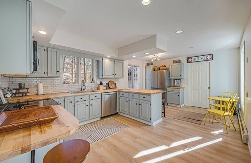 Hidden Valley Casa | Newly Renovated mountain top Ski House - Short Walk to Slopes