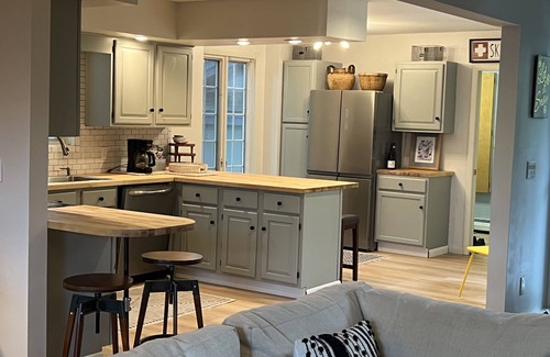 Hidden Valley Casa | Newly Renovated mountain top Ski House - Short Walk to Slopes