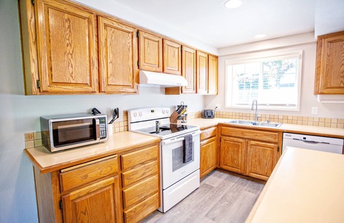 Eugene Casa | Newly renovated, near the U of O and Hayward field . Garage space available.