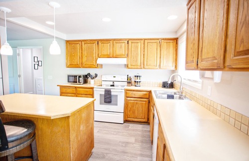 Eugene Casa | Newly renovated, near the U of O and Hayward field . Garage space available.