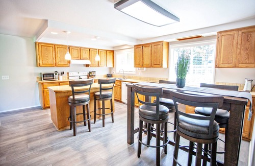 Eugene Casa | Newly renovated, near the U of O and Hayward field . Garage space available.