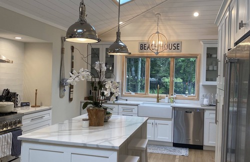 North Sea Casa | Newly Renovated Oasis + HotTub! Southampton/Sag steps to Beach/Tennis/Pickleball