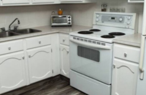 Red Deer Apartamento | Newly renovated one bedroom apartment home away from home next to Bower mall.