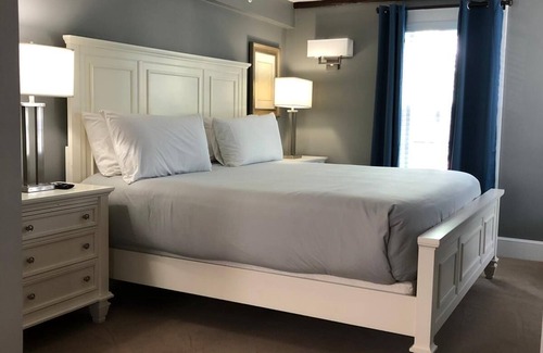 Top of the Hill Apartamento | Newly renovated one bedroom unit. Walk to center of town.