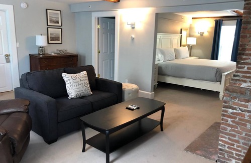 Top of the Hill Apartamento | Newly renovated one bedroom unit. Walk to center of town.