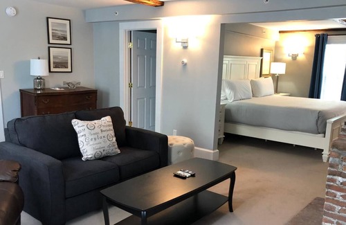 Top of the Hill Apartamento | Newly renovated one bedroom unit. Walk to center of town.