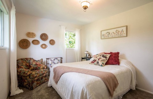 Scholls Otro | Newly Renovated! Peaceful Country Farmhouse with Hot Tub and Pool
