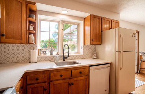 Scholls Otro | Newly Renovated! Peaceful Country Farmhouse with Hot Tub and Pool