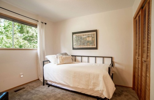 Scholls Otro | Newly Renovated! Peaceful Country Farmhouse with Hot Tub and Pool