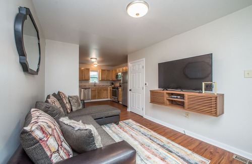 Carnegie Casa | ⭐️Newly Renovated Perfect 4 Business and Leisure $5 Express to Steeler Game