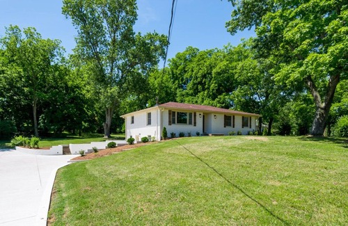Mount Juliet Casa | Propiedad recientemente renovada en Heart of Mt. Julieta a solo 20 minutos de Nashville