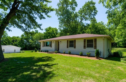 Mount Juliet Casa | Propiedad recientemente renovada en Heart of Mt. Julieta a solo 20 minutos de Nashville